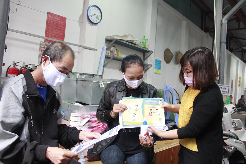 Phát 3.000 khẩu trang, nước sát khuẩn, xà phòng miễn phí cho tiểu thương và người dân - ảnh 8
