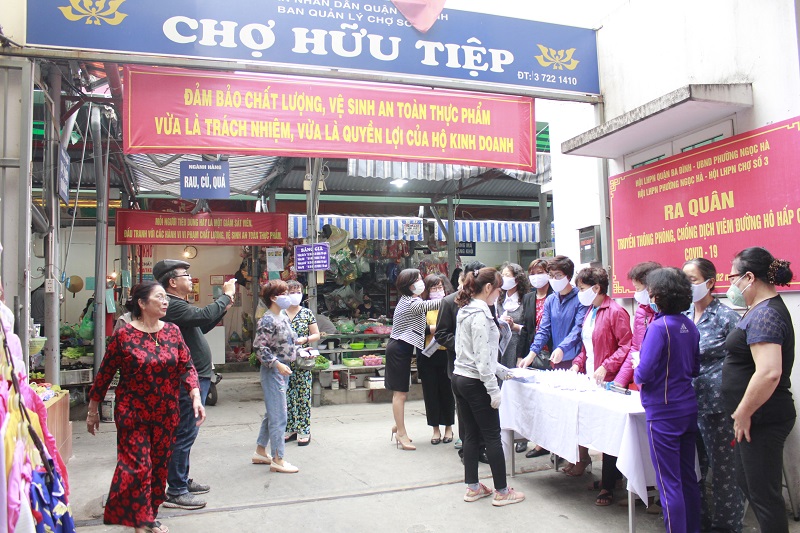 Điểm phát khẩu trang miễn phí, nước sát khuẩn tại chợ Hữu Tiệp