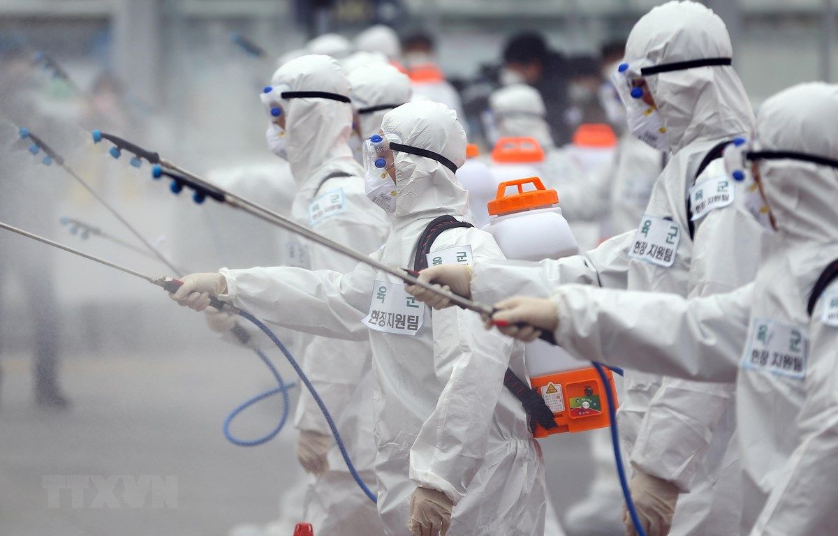 Binh sỹ Hàn Quốc phun thuốc khử trùng đề phòng dịch Covid-19 tại nhà ga đường sắt Dongdaegu ở Daegu, cách Seoul khoảng 300km về phía Đông Nam ngày 29/2.