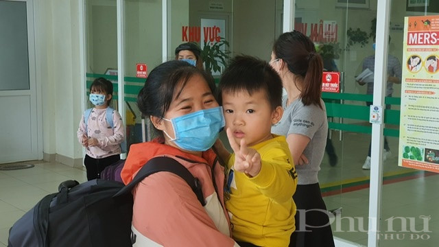 Nụ cười của người dân khi được xuất viện, troẻ về gia đình.