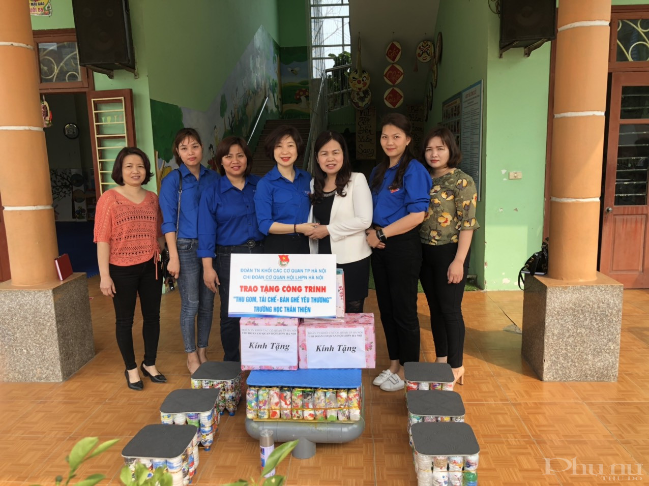 Chi đoàn Hội LHPN Hà Nội trao bộ bàn ghế tái chế cho trường Chi đoàn Hội LHPN Hà Nội trao bộ bàn ghế tái chế cho trường