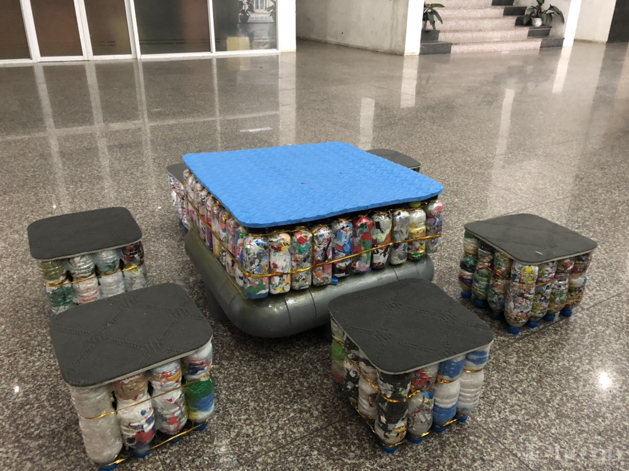 Bộ bàn ghế hoàn thiện từ đồ nhựa tái chế được các đoàn viên chi đoàn Hội LHPN Hà Nội thực hiện.