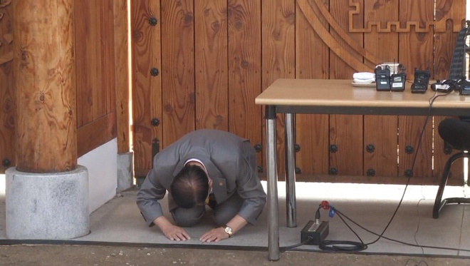 Ông Lee Man Hee, giáo chủ giáo phái Tân Thiên địa quỳ gối xin lỗi về việc nhiều thành viên giáo phái nhiễm virus corona (SARS-CoV-2).