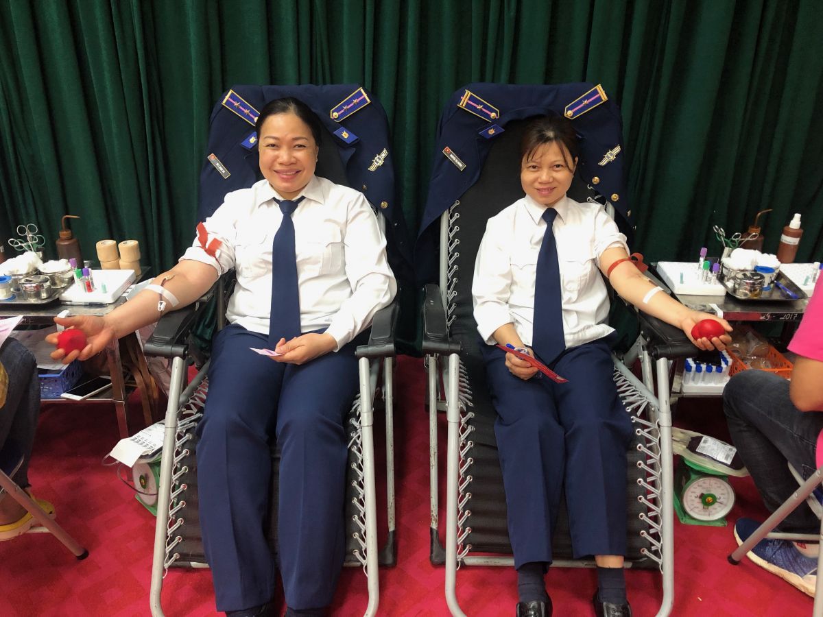 ...đến các nữ chiến sỹ đều rất thoải mái khi hiến máu