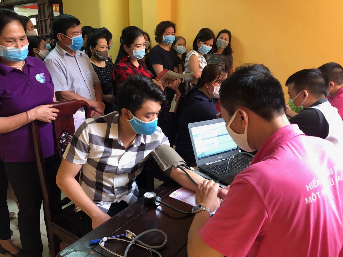 Người dân được khám sức khỏe để xác định đủ điều kiện hiến máu