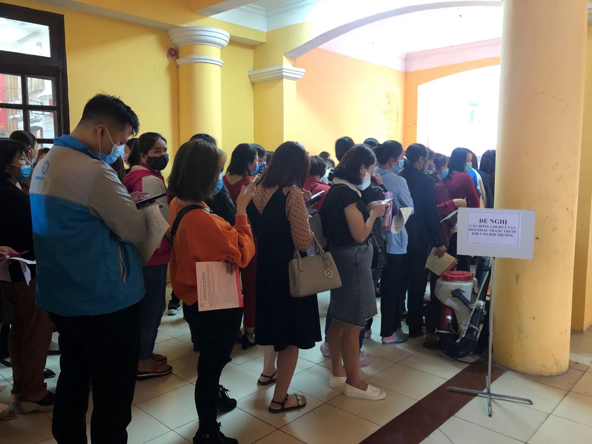 Người dân xếp hàng chờ khám sức khỏe trước khi hiến máu