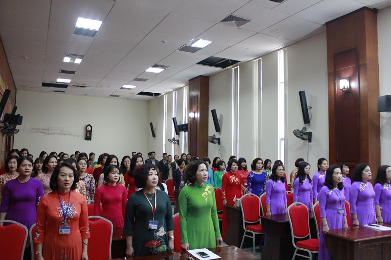 Lãnh đạo, cán bộ cơ quan Hội LHPN Hà Nội mặc áo dài dự lễ chào cờ  trong buổi sáng  thứ hai