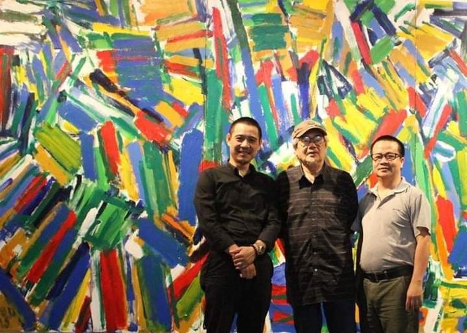 Họa sỹ 7x Phạm Hà Hải (áo đen) chụp hình kỷ niệm với danh họa Trần Lưu Hậu