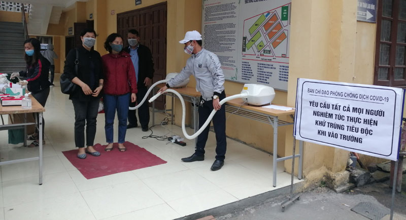 Trường Cao đẳng nghề Công nghiệp Hà Nội thực hiện phun thuốc tiêu độc bằng máy tạo ô zôn.