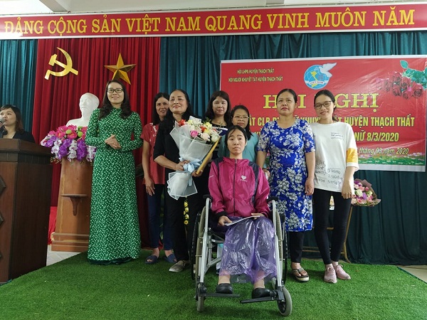 Đồng ch&iacute; Vũ Thị Lệ Quy&ecirc;n, Chủ tịch Hội LHPN Thạch Thất trao quyết định th&agrave;nh lập v&agrave; tặng hoa cho CLB Phụ nữ khuyết tật Huyện