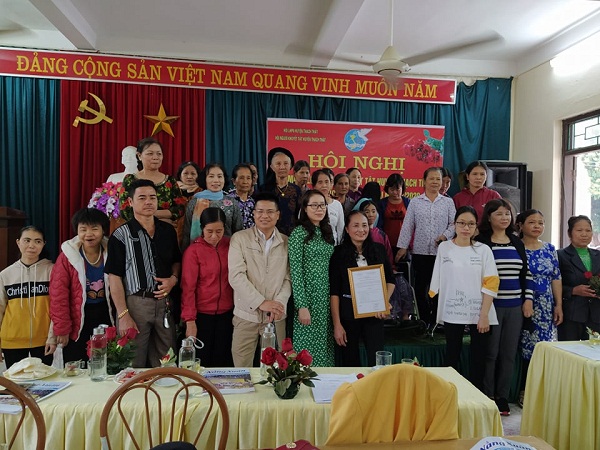 Đại diện l&atilde;nh đạo Hội Người Khuyết tật TP v&agrave; Hội LHPN huyện Thạch Thất chụp ảnh c&ugrave;ng c&aacute;c th&agrave;nh vi&ecirc;n CLB