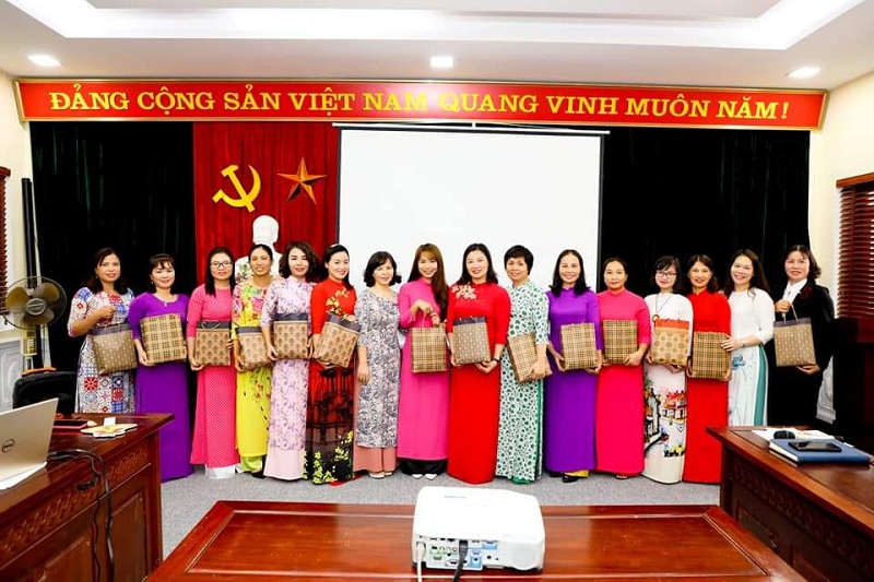 Nhờ x&atilde; hội h&oacute;a, Hội PN đ&atilde; tặng tặng 55 bộ &aacute;o d&agrave;i cho c&aacute;c đồng ch&iacute;  UVBCH Hội Phụ nữ kh&oacute;a XXIII, đội ngũ Chủ tịch, Ph&oacute; Chủ tịch Hội Phụ nữ cơ sở.