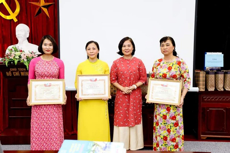 Hội LHPN huyện khen thương tập thể c&aacute; nh&acirc;n triển khai hiệu quả c&ocirc;ng t&aacute;c ph&ograve;ng chống dịch bệnh Covid-19