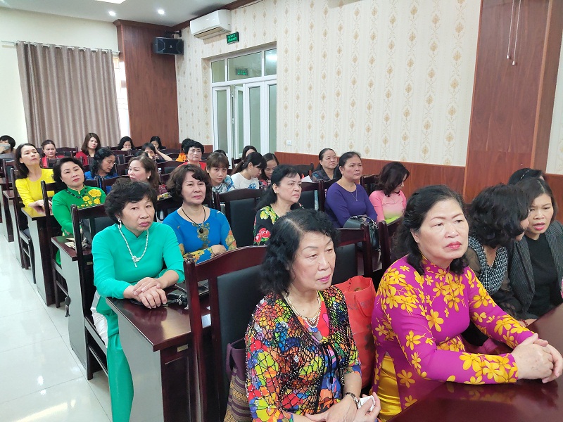 C&aacute;n bộ hội vi&ecirc;n phụ nữ mặc &aacute;o d&agrave;i tham dự buổi lễ kỷ niệm