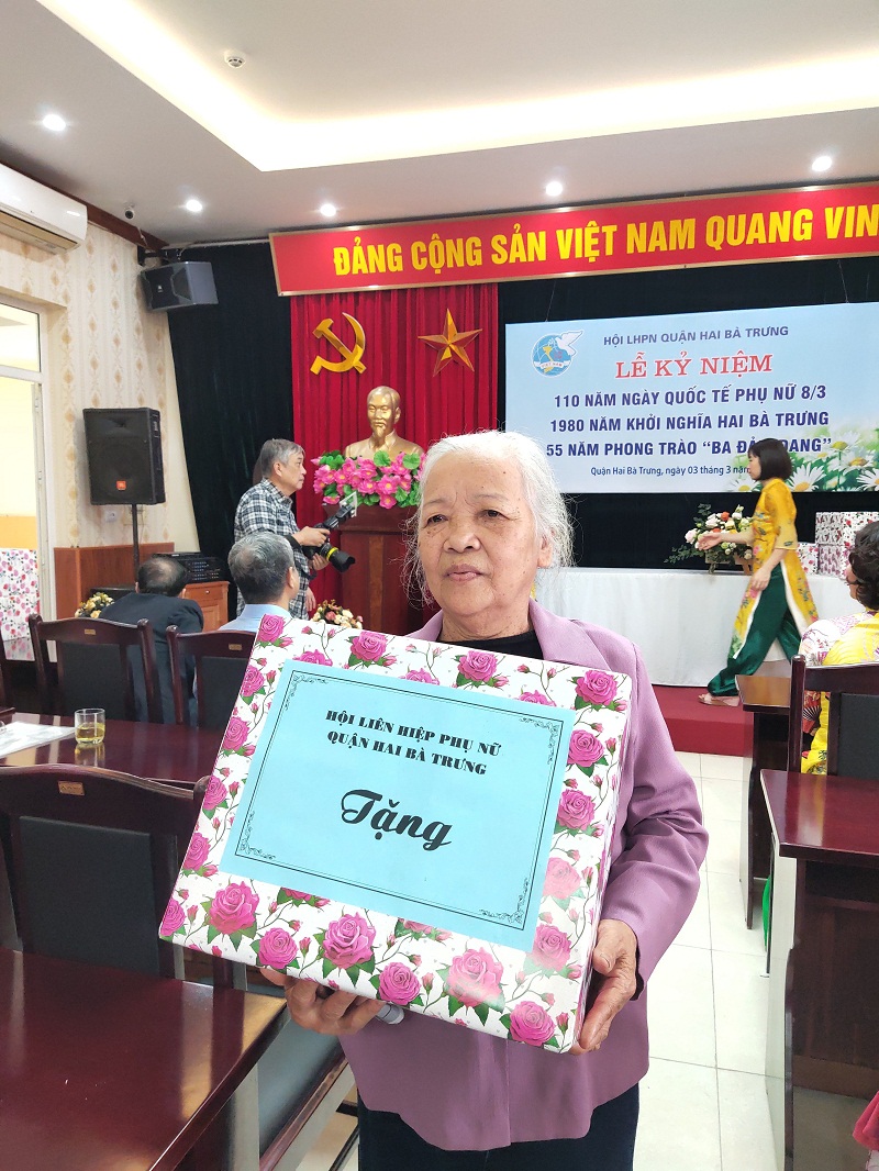 B&agrave; Ho&agrave;ng Thị Chuy&ecirc;n hội vi&ecirc;n phụ nữ phường Quỳnh Mai phấn khởi nhận qu&agrave; tặng từ Hội PN nh&acirc;n dịp kỷ niệm ng&agrave;y 8/3