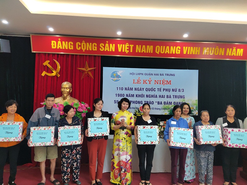 20 suất qu&agrave; l&agrave; những chiếc bếp từ được thay thế cho bếp than tổ ong được Hội PN trao tận tay cho c&aacute;c hộ gia đ&igrave;nh c&oacute; ho&agrave;n cảnh kh&oacute; khăn