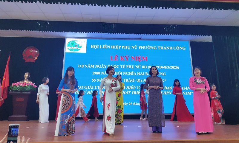 Chị em hội viên tham gia trình diễn trang phục áo dài tại lễ kỷ niệm