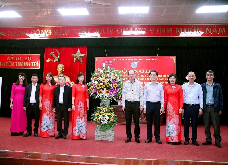 Đ/c Nguyễn Việt Phương - Ph&oacute; B&iacute; thư Thường trực Huyện ủy v&agrave; c&aacute;c đồng ch&iacute;UVBTV &ndash; Trưởng, ph&oacute; c&aacute;c ban Đảng tặng hoa ch&uacute;c mừng Hội LHPN huyện.