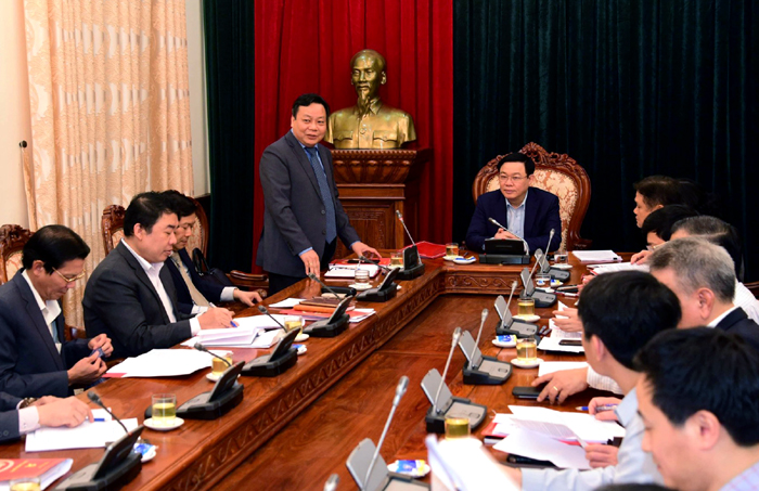 Trưởng ban Tuy&ecirc;n gi&aacute;o Th&agrave;nh ủy Nguyễn Văn Phong b&aacute;o c&aacute;o tại buổi l&agrave;m việc