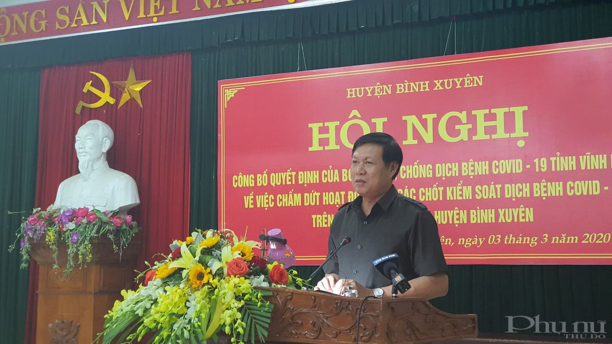 Thứ trưởng Bộ Y tế Đỗ Xu&acirc;n Tuy&ecirc;n c&ocirc;ng bố quyết định về việc chấm dứt c&aacute;ch ly với x&atilde; Sơn L&ocirc;i từ 0h00 ng&agrave;y 4/3.