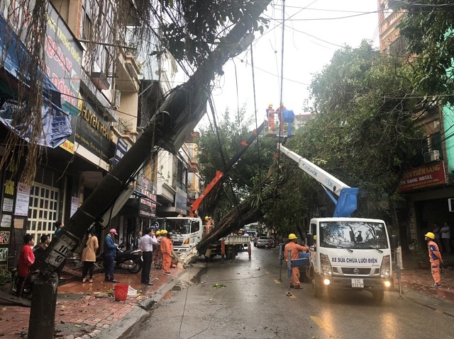 Nh&acirc;n vi&ecirc;n C&ocirc;ng ty Điện lực Cao Bằng đang khắc phục sự cố lưới điện sau cơn mưa lớn đ&ecirc;m ng&agrave;y 2 v&agrave; s&aacute;ng 3/3.