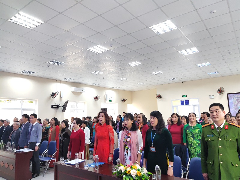 Các đại biểu tham dự buổi lễ kỷ niệm đã thực hiện nghi lễ  chào cờ