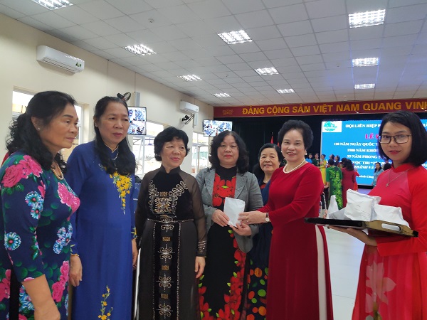 Hội LHPN phường cũng trao tặng cho c&aacute;c đại biểu đến tham dự buối lễ khẩu trang y tế v&agrave; nước s&aacute;t khuẩn ph&ograve;ng chống dịch bệnh Covid-19