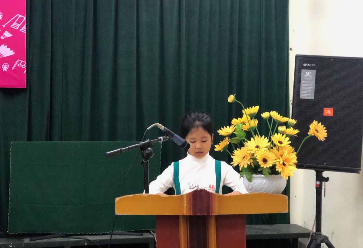 Em Nguyễn Huyền Kh&aacute;nh, đại diện c&aacute;c em thiếu nhi Tổ d&acirc;n phố 16-17A ph&aacute;t biểu cảm nghĩ