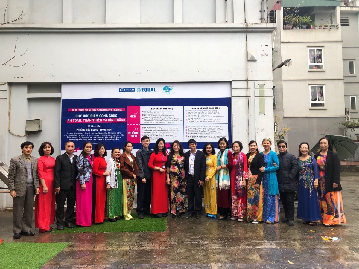 C&aacute;c đại biểu c&ugrave;ng chụp ảnh lưu niệm tại s&acirc;n chơi