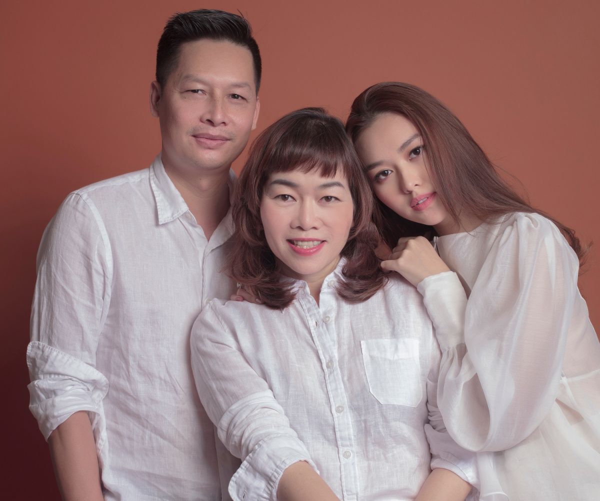 Tường San lần đầu khoe ảnh chụp với bố v&agrave; mẹ