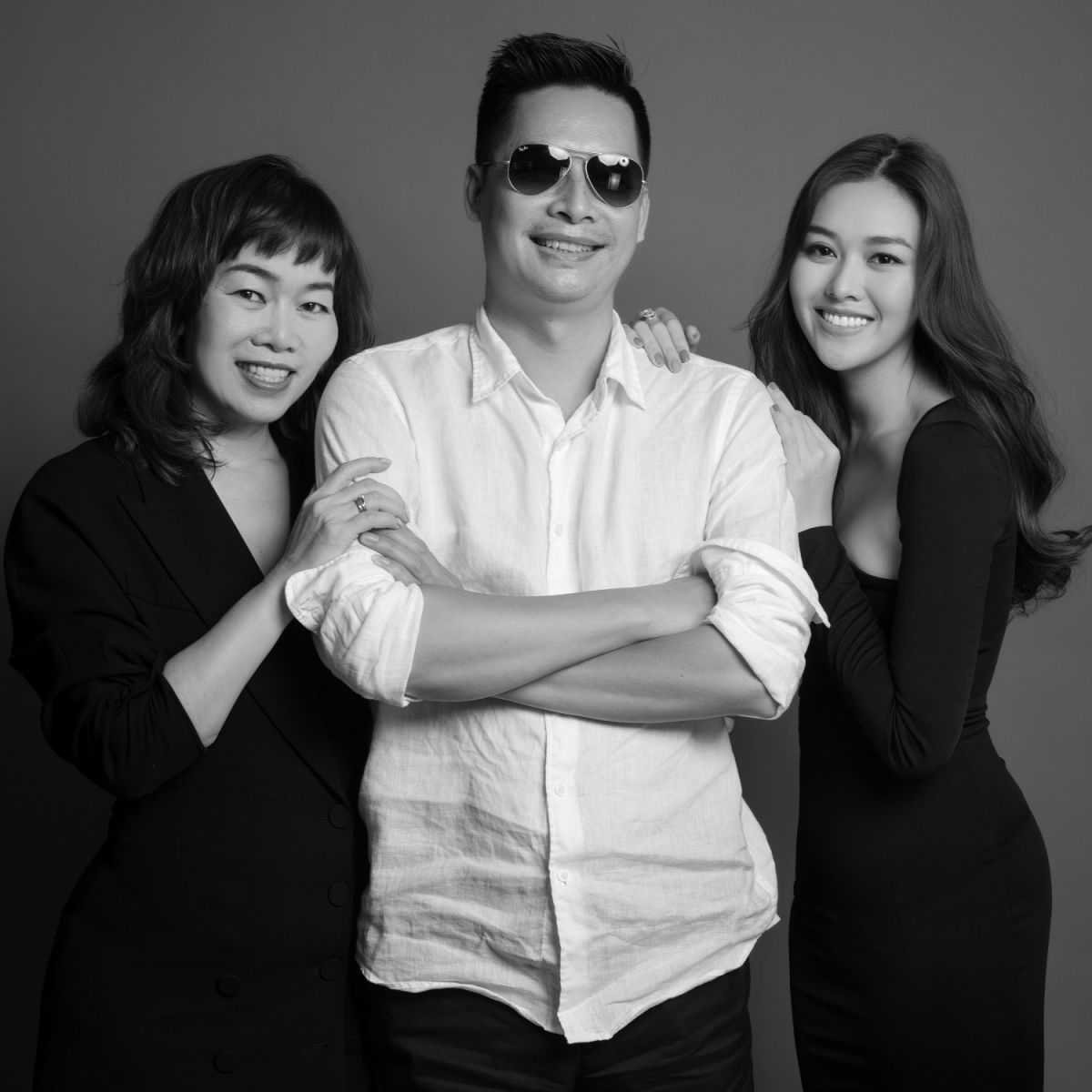 Bố mẹ lu&ocirc;n đồng h&agrave;nh c&ugrave;ng Tường San trong cuộc sống