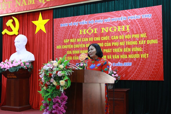 Đồng chí Lê Thị Thư đọc diễn văn ôn lại truyền thống lịch sử ngày Quốc tế Phụ nữ 8/3