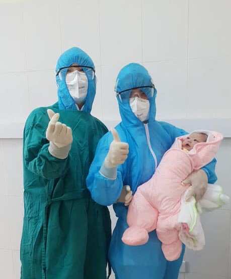 Bé gái chào đời nặng 3,1kg, sức khỏe mẹ và bé tốt.