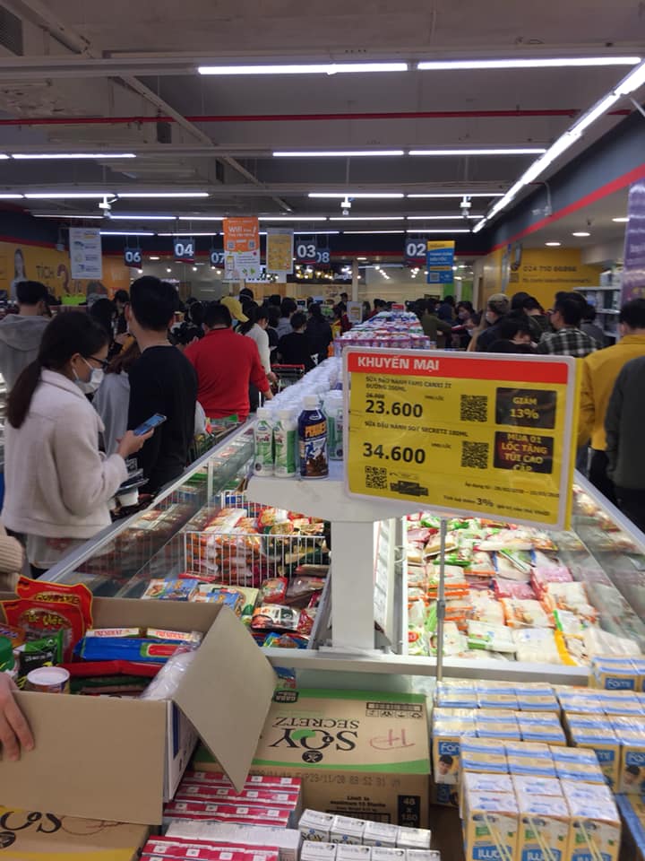 Người dân mua hàng tại siêu thị Vinmart,  khu đô thị Nam Đô, Hà Nội Người dân mua hàng tại siêu thị Vinmart,  khu đô thị Nam Đô, Hà Nội