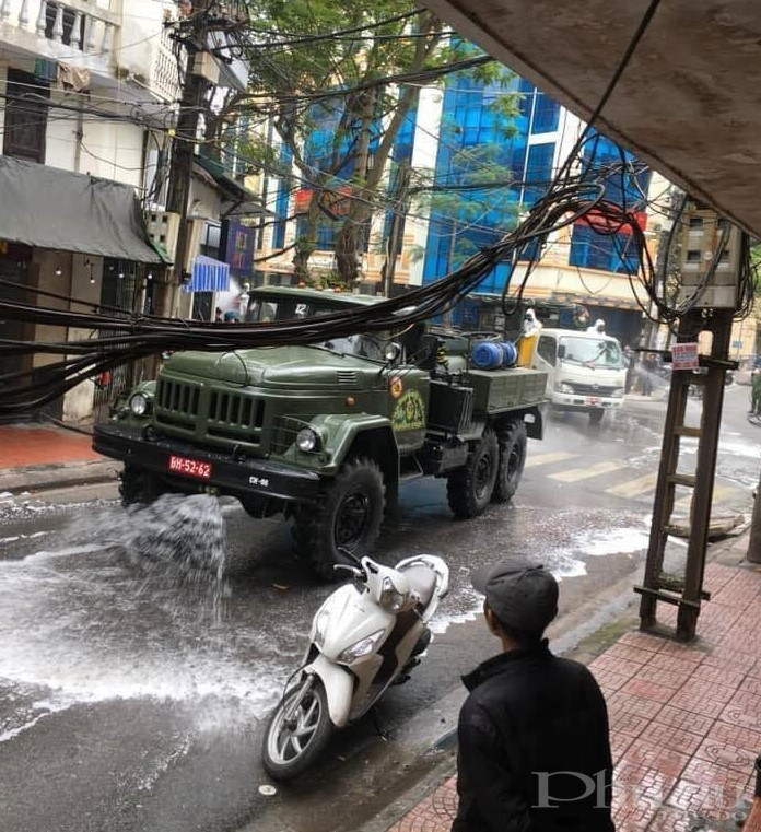 Các lực lượng phòng dịch có mặt tại các phố khu vực Châu Long, Trúc Bạch, Trấn Vũ phun thuốc khử trùng, khử khuẩn.