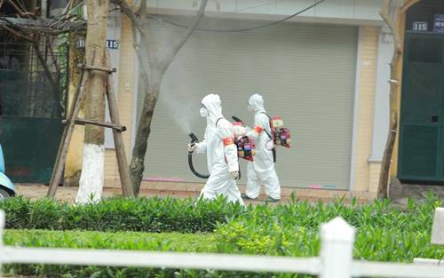 Phun khử trùng trên phố Trúc Bạch