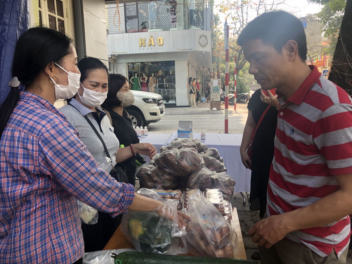 Nam giới cũng tham gia mua sắm ủng hộ phong trào hay vì cộng đồng của phụ nữ