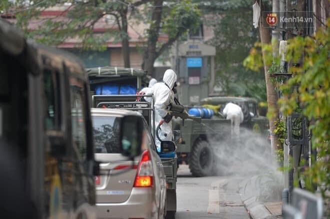 Lực lượng phòng dịch phun khử khuẩn ở địa bàn nơi có người mắc hoặc nghi mắc Covid-19