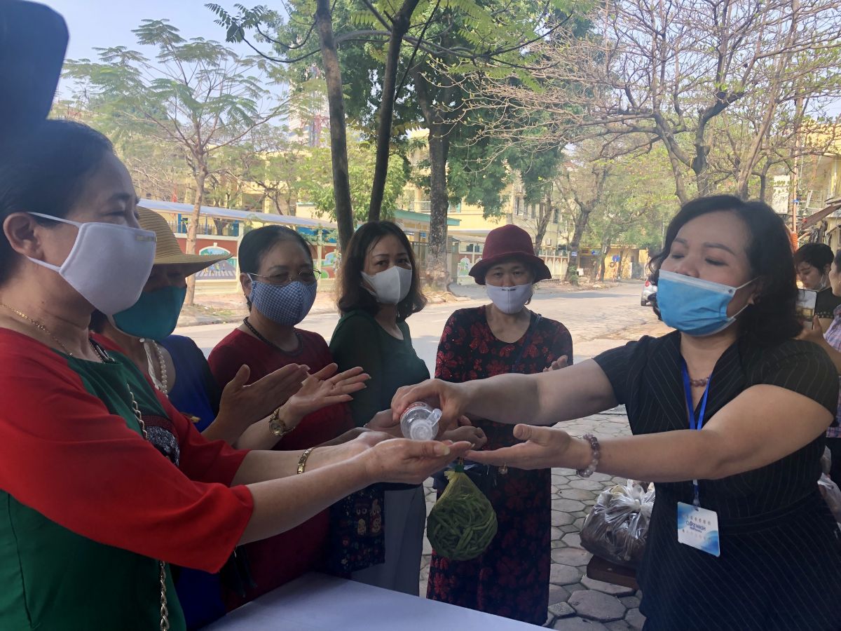 Chị em được tặng nước rửa tay khô trước khi mua hàng