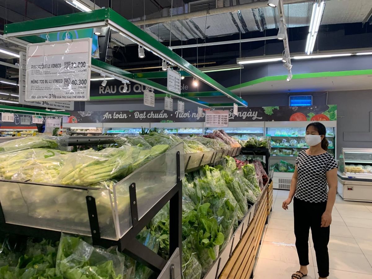 Rau xanh tràn ngập trên kệ hàng Rau xanh tràn ngập trên kệ hàng