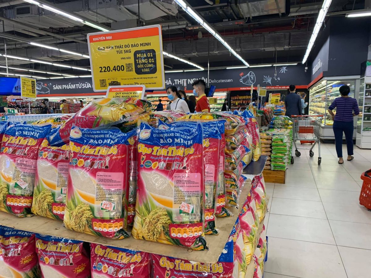 Mặt hàng gạo được bày bán nhiều tại siêu thị Vinmart, khu đô thị Times City Mặt hàng gạo được bày bán nhiều tại siêu thị Vinmart, khu đô thị Times City