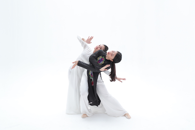 Nh&oacute;m m&uacute;a Cannes đ&atilde; thể hiện t&igrave;nh mẫu tử qua ng&ocirc;n ngữ m&uacute;a