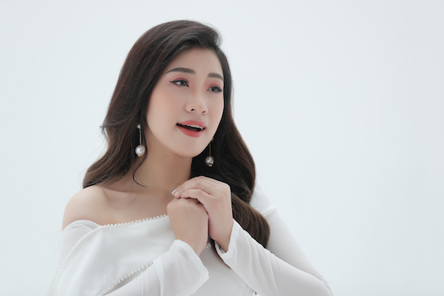 B&iacute;ch Hồng l&agrave; b&agrave; mẹ hai con xinh đẹp, trẻ trung