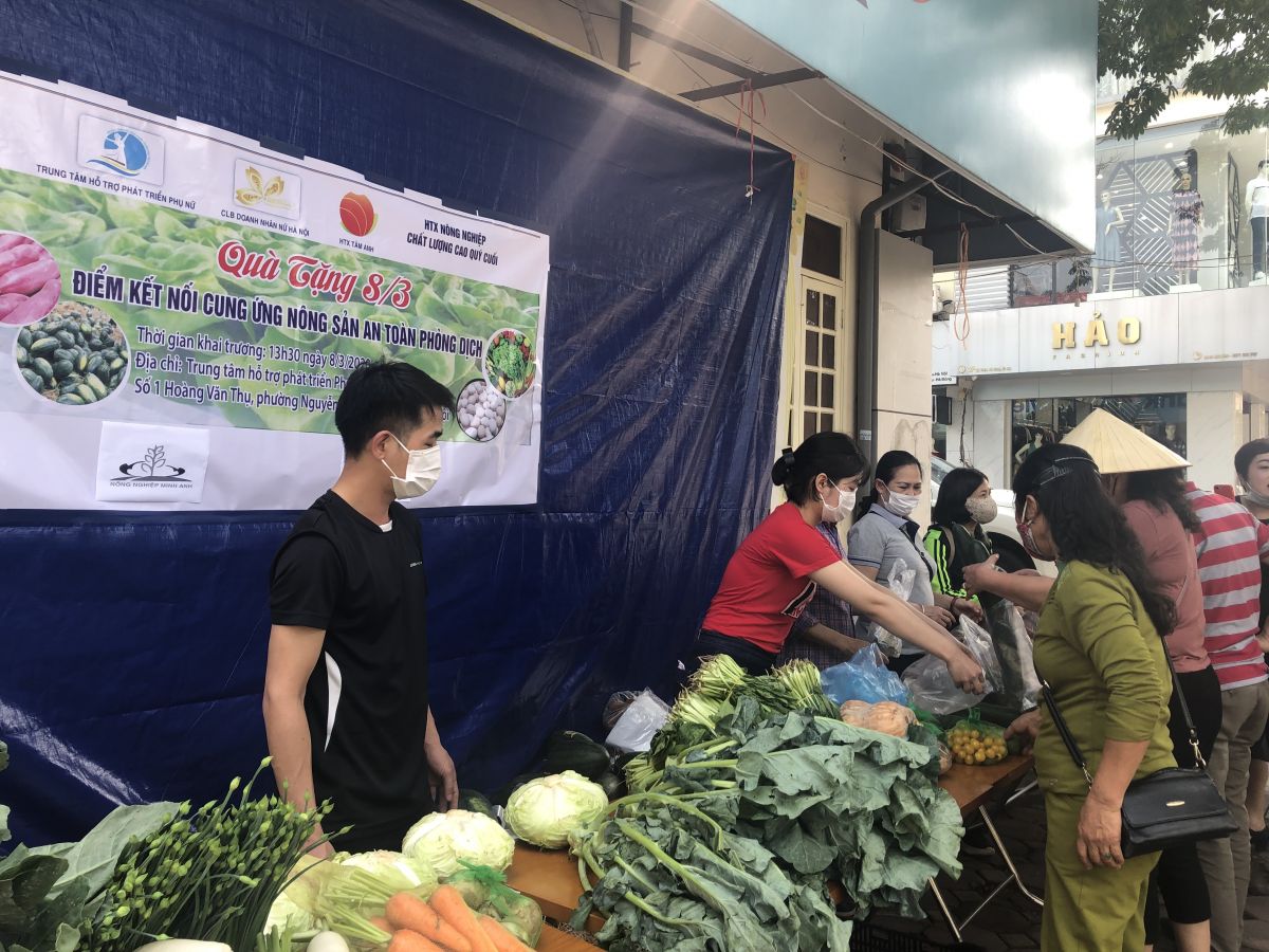 Người mua, người bán tấp nập