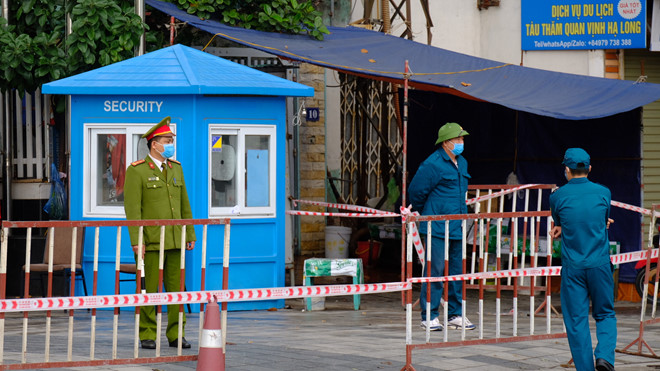 Lực lượng công an túc trực 24/7 tại các địa điểm bị phong tỏa.