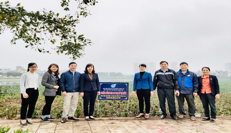 Các đại biểu tham gia chương trình phát động Phát động thực hiện Tuyến đường hoa kiểu mẫu do Hội LHPN huyện tổ chức