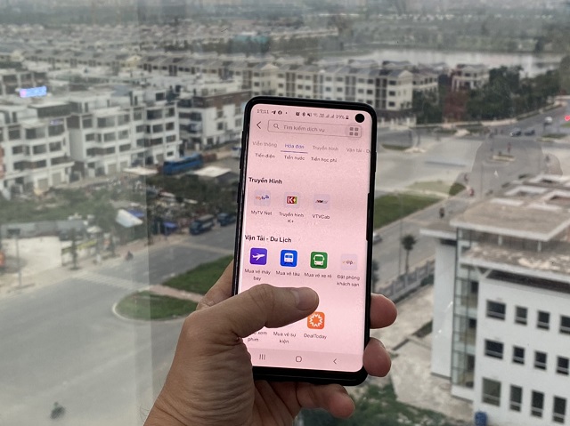 Khách hàng trải nghiệm mua sắm tại nhà nhờ VNPT Pay.