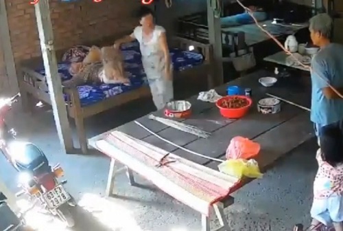 Hình ảnh vợ chồng con trai hành hạ mẹ già được cắt từ clip đăng trên FB