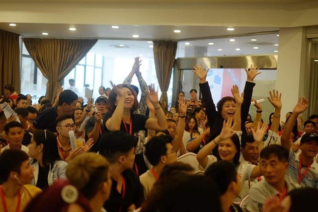 Nhóm của chị Minh tham gia một hoạt động phổ biến kiến thức cộng đồng