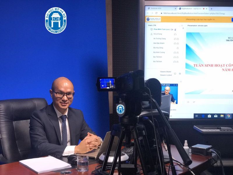 Studio tại ĐH Mở Hà Nội có đầy đủ thiết bị hỗ trợ giảng dạy trực tuyến và học từ xa. Studio tại ĐH Mở Hà Nội có đầy đủ thiết bị hỗ trợ giảng dạy trực tuyến và học từ xa.